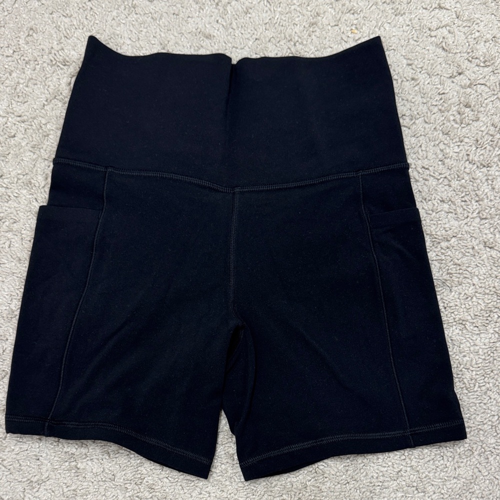 Athleta Salutation Stash 5” Short